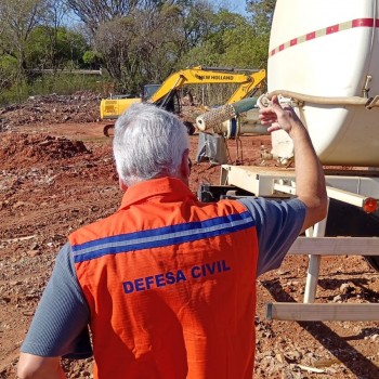 Força-tarefa avança no combate ao incêndio na Vila Furquim, que começa a ser controlado